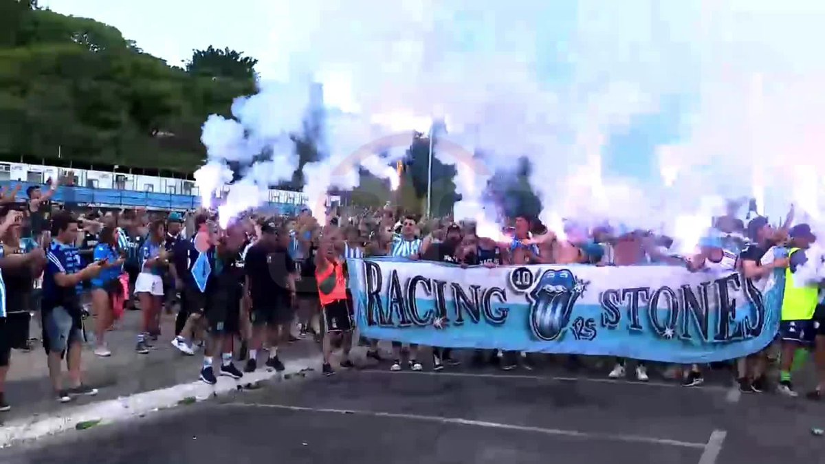 🔥 NO ES AVELLANEDA... ¡SON LAS CALLES PAULISTAS! 🔥 Humo, bengalas, trapos y FIESTA de la gente de Racing en la previa a la semi de #Sudamericana vs. Corinthians.