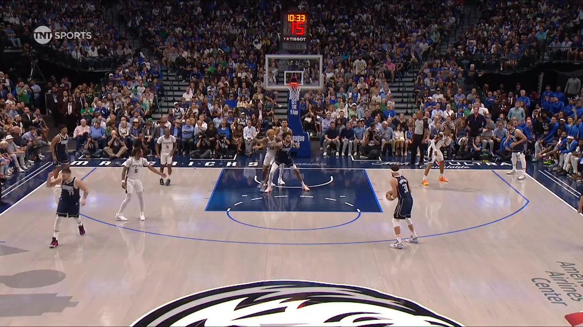 "He's looking at you and I." Luka knows his new teammate Klay is MONEY from deep! 19 for Thompson in his Mavs debut on TNT 🔥