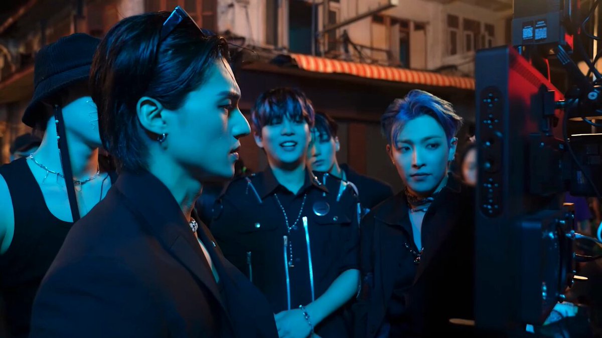thinking about woosan’s bouncy part and how jongho said wooyoung looks like he’s courting/wooing san 🤣 san said “young-ah you can look ahead &amp; do it comfortably too” woo said “okay” but he never really changed the choreo so here’s a thread of that part! 🩷
