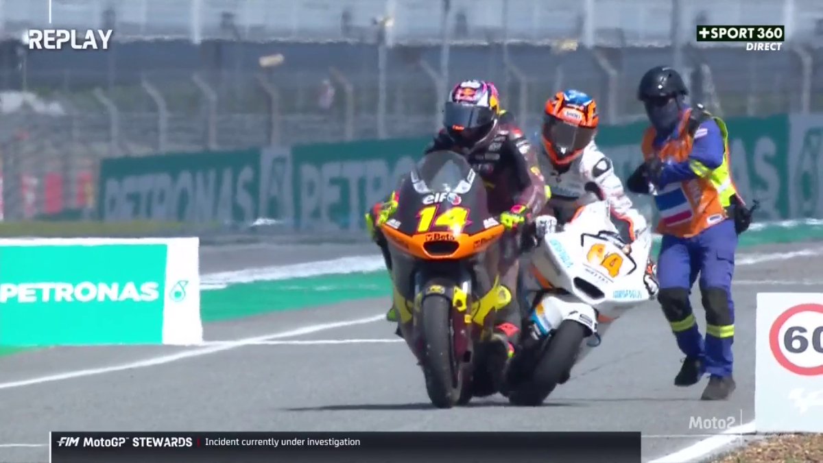 😳 La collision plus qu'évitable survenue ce matin en Moto2 ⤵️ ➡️ Le pilote Tony Arbolino est à l'hôpital pour réaliser des examens. #ThaiGP | #MotoGP | #Moto2
