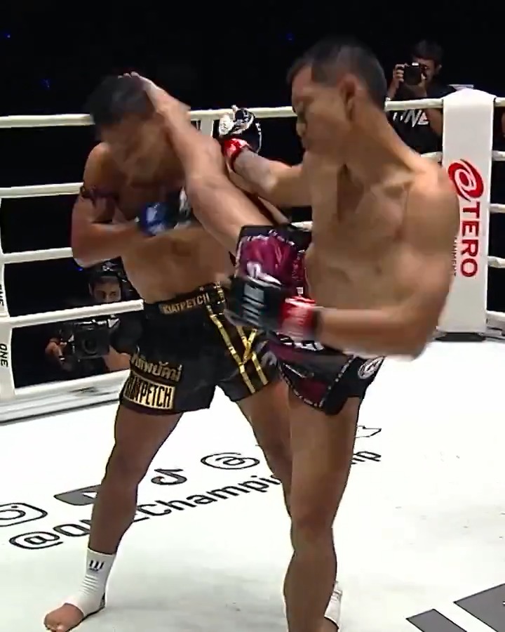 Heart of a warrior ❤️ Chartpayak flipped the script on Petnamngam after surviving a NASTY head kick knockdown! 😱