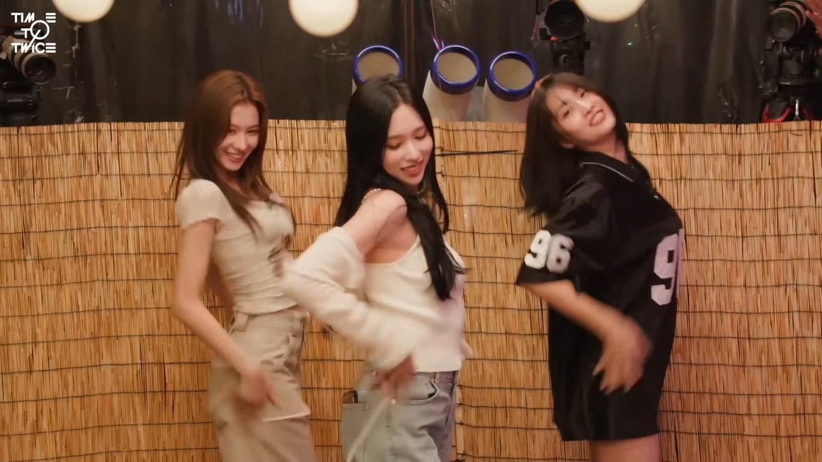 DRUNK MISAMO DANCING TO DO NOT TOUCH WITH TWICE ALL FANGIRLING FOR THEM 😭