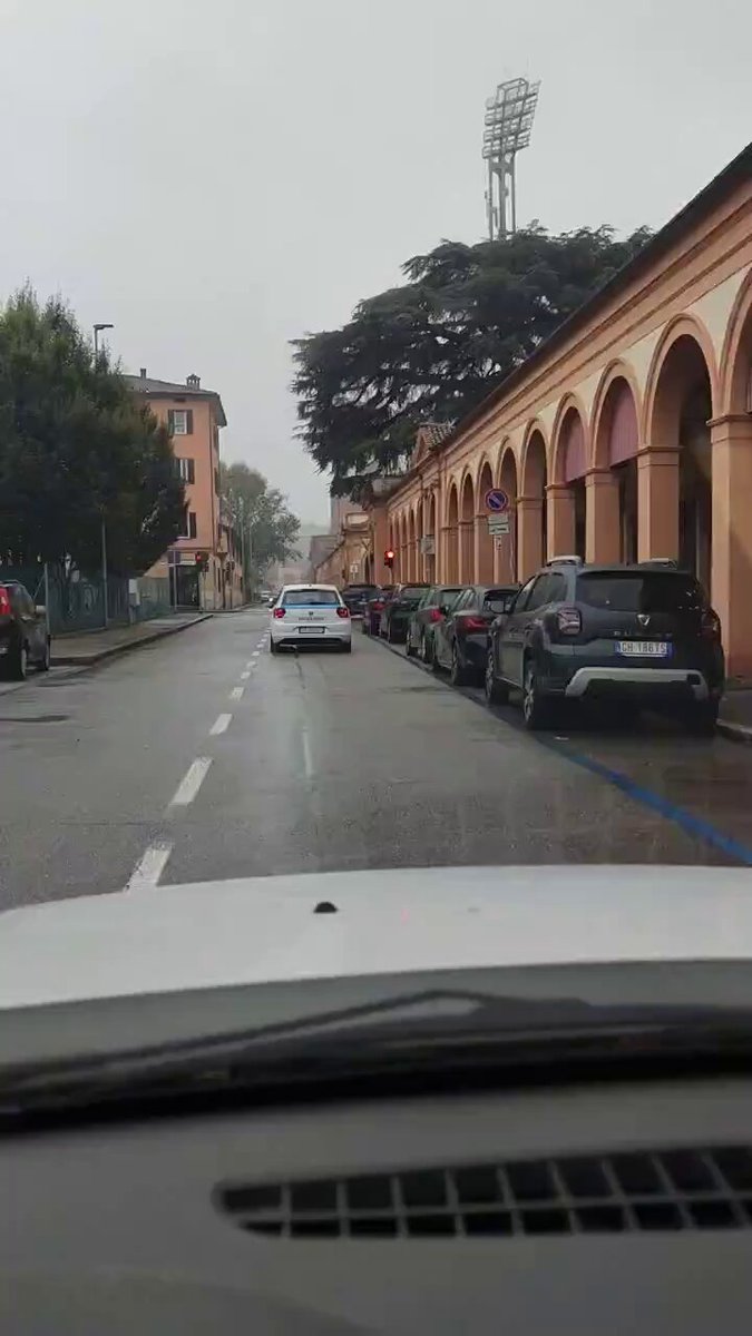 Il reportage di un tifoso fuori dallo stadio Dall'Ara nel primo pomeriggio di oggi. A poco più di 24 ore ancora non si sa se e dove si giocherà Bologna-Milan 🏟️🌧️ (🎥 Becca22 (risparmiati 4 milioni per Thuram))