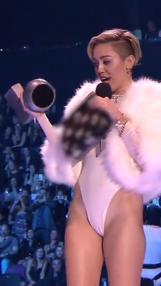 .Miley Cyrus took home a #MTVEMA in 2013, but she gave us this unforgettable acceptance speech – and that makes us all the real winners! 🏆