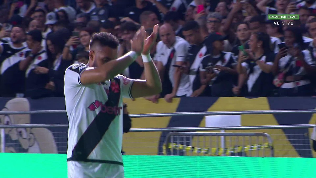 Alors que des rumeurs de résiliation de contrat avec Vasco couraient, Dimitri Payet a été acclamé cette nuit par ses supporters. 👏✨🇧🇷 Le Français a fait comprendre à son public qu’il était à sa place ici au Brésil par un geste. 😁
