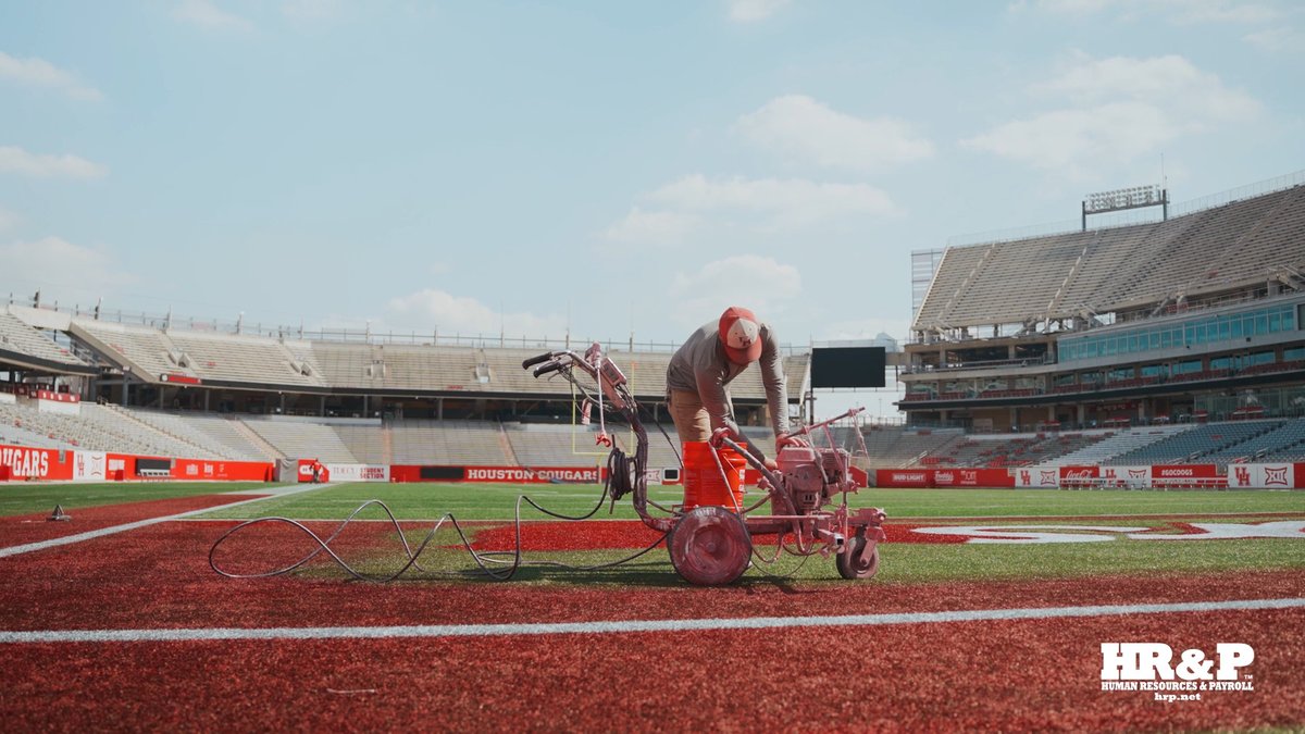 Pulling double duty. 🎨 UH Sports Turf staffers, current defensive linemen Josh Diaz and Garfield🇯🇲🙏🏾 came ready to work. 💼 #GoCoogs x HR&P - HR & Payroll