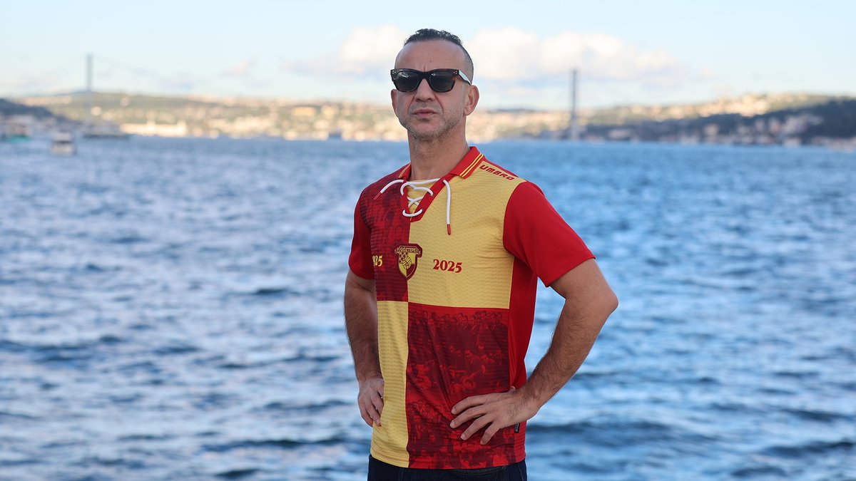 Yayıldık her yeri Göztepe sanıp!👊 Her forma bir hikâye, her giyen bir parçamız!💛❤ Binlerce sporcusu ve Türkiye’nin dört bir yanına yayılan coşkulu taraftarıyla Göztepe Spor Kulübü; 100 yıllık şanlı tarihiyle #AsırlıkEfsane! 100. yılımıza özel hazırlanan şanlı formamız şimdi yarından itibaren GÖZGÖZ Mağazaları'nda! #Göztepe | Rıza Kocaoğlu