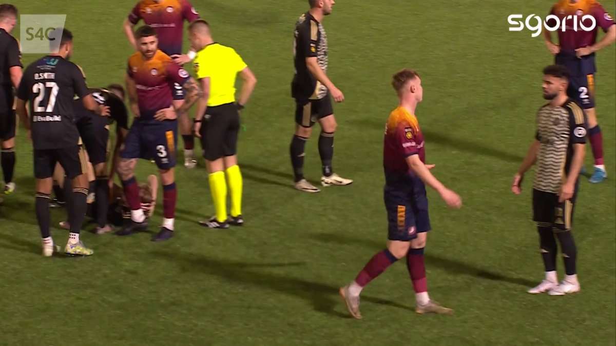 Jack Veale yn gweld cerdyn coch am dacl ar Josh Lock 🟥 Met are down to ten as Jack Veale is sent off for a challenge on Josh Lock 🟥