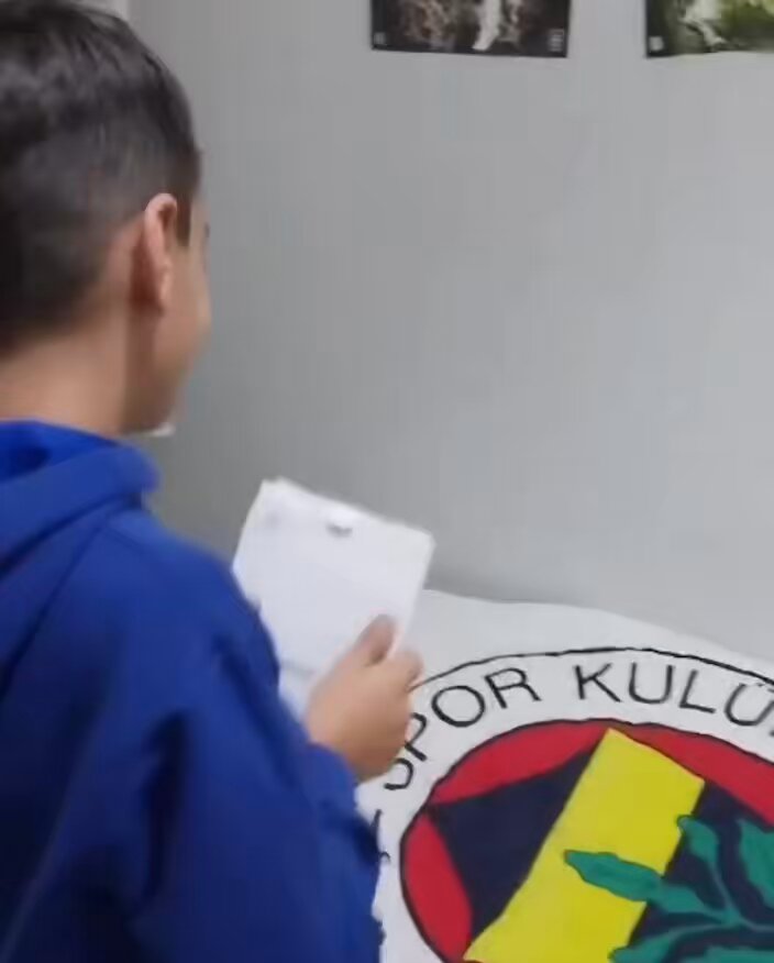 Altın hisseler hediyesi -5 Bu ay ki hediyemiz Eymen kardeşimize gitti geçtiğimiz hafta oldukça üzücü haber aldık hem şehitlerimiz hem gündem bu video içimizi ısıtsın Bazı takipçilerimiz bu şekilde hediyelere destek olmak istiyor kabul etmiyoruz biz altın hisseler bütçesinden imkanımız oldukça her ay bir kardeşimize tablet göndereceğiz #borsa düzelsin bi sizlerde kazanın sonrasına bakarız Beğenip yoruma Eymen kardeşimize güzel mesajlarınızı bekliyoruz mutlu haftasonlari #borsa #bist100 #xu100 #endeks