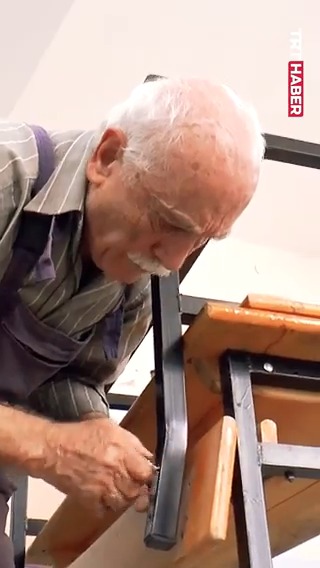 "Buraya bir torunumu getirdim ama şu an 800 torunum var" Eskişehir'de yaşayan 80 yaşındaki Mehmet Coşkunlar, engelli torununu yalnız bırakmamak için gittiği okulda gönüllü görevli oldu. Kendi çabalarıyla okulun tüm eksiklerini gideren Coşkunlar, adeta okulu baştan inşa etti.