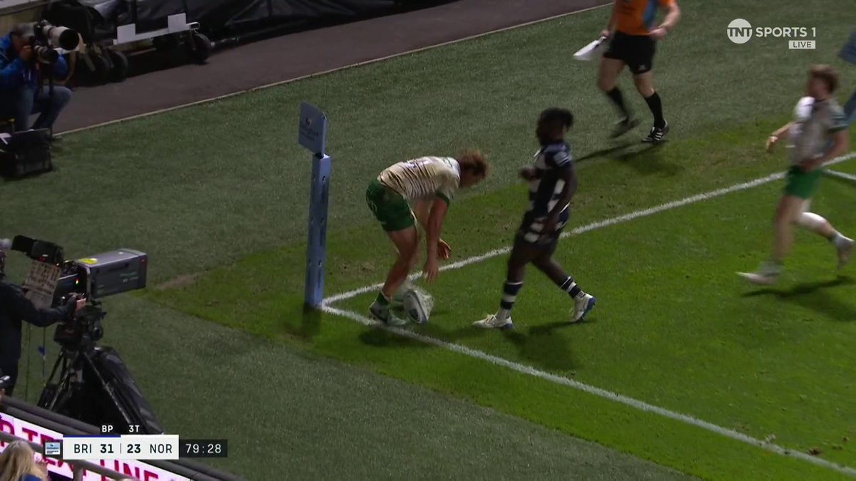 Genuinely one of the best passes you will ever see Rory Hutchinson 🤯👏🏻 #BRIvNOR Northampton Saints 😇