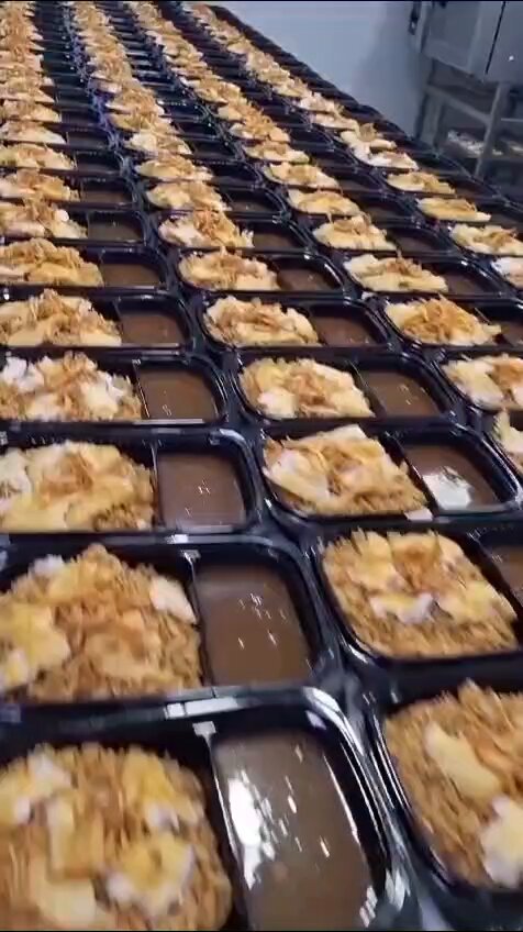 بعد مشاورات تقرر بلا صورتي غاطس بالصحن! السمكات من متبرع لذيذ الطبخ من كايترنغ متبرع الذ الشباب يلي عم يستلموا ويوزعوا الذ وألذ وانا حنخلص زايدلي شي عشرين كيلو! واهم شي اني وقفت فاست فود وتعودت علطبخ!