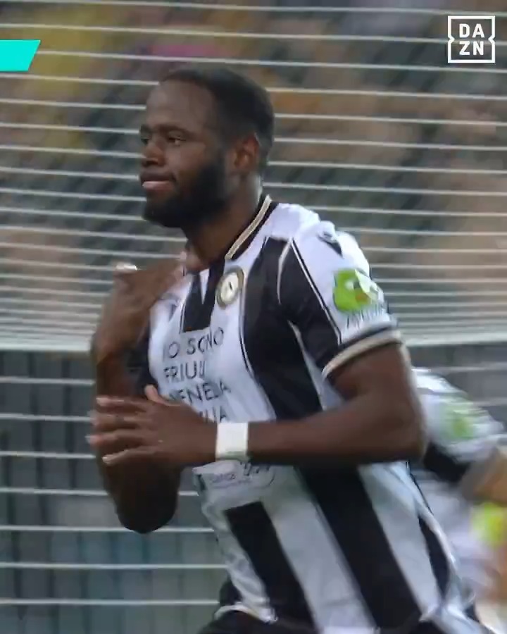 Doppio passo e sassata sotto la traversa 🌪️🕸️ Il primo in campionato di Davis 🥇⚽️ #Davis #UdineseCagliari #SerieAEnilive #DAZN