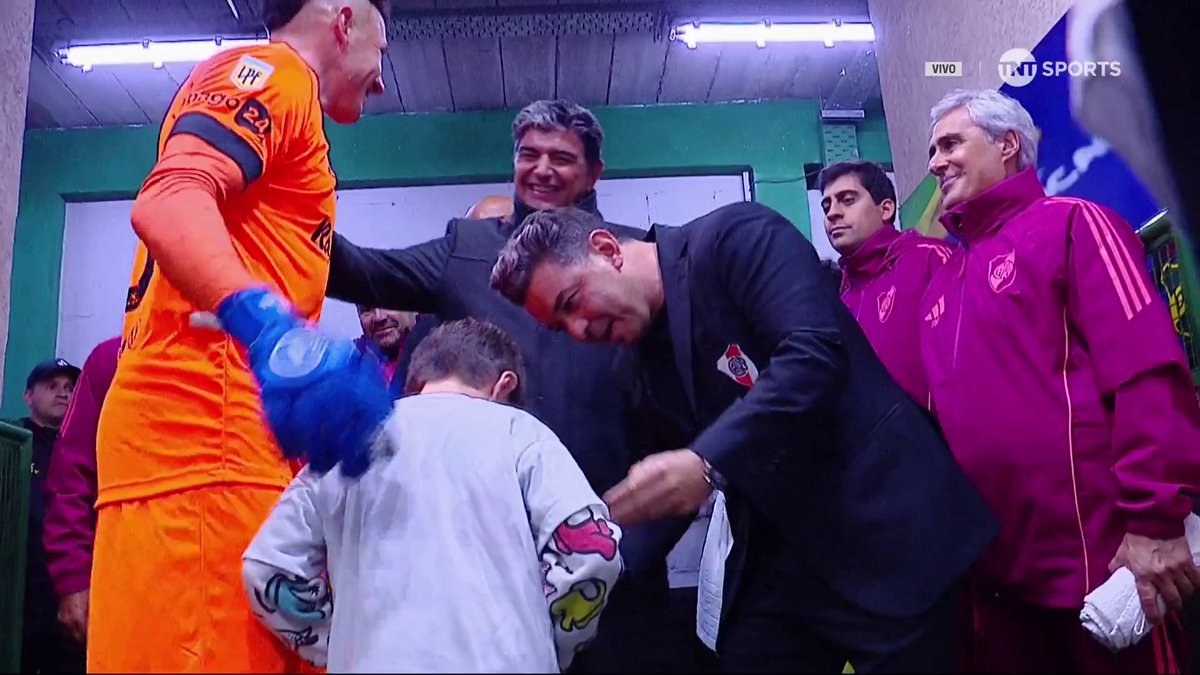 Me muero de amor con el muñeco Gallardo y el hijo del beto Bologna, en la previa al partido de River 🥹🤍❤️