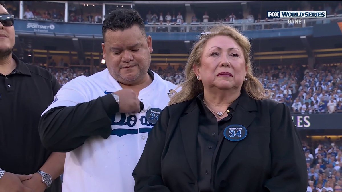 A moment of silence at Dodger Stadium to honor the late Fernando Valenzuela 💙🙏