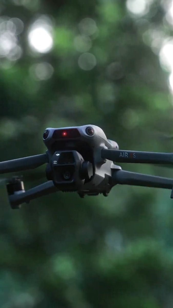 With DJI Air 3S, obstacle sensing is taken to a new level. Equipped with advanced omnidirectional sensors and front lidar, it navigates smoothly, even in low-light conditions, making every flight smooth and worry-free. Air 3 // Buziyouxunji