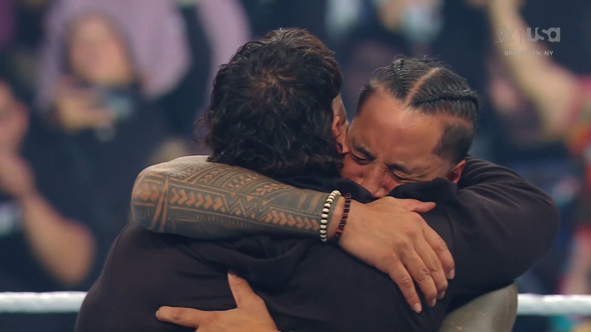 THE USOS ARE BACK TOGETHER! 🥹👏 We're feelin' INSANELY Ucey rn ngl... #SmackDown