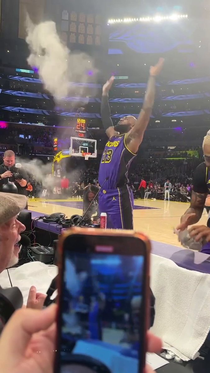 This fan got the opportunity of a lifetime at Suns-Lakers 🙌