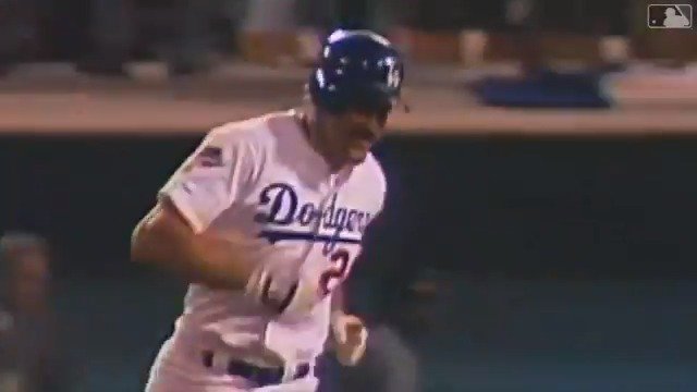 Joe Davis with the tribute to Vin Scully and Kirk Gibson with the "RIGHT FIELD, SHE ISSSS GOOOOONE!" line on Freddie Freeman's grand slam. ⚾️🎙️#MLB #WorldSeries Here's Scully calling the Gibson homer for comparison: