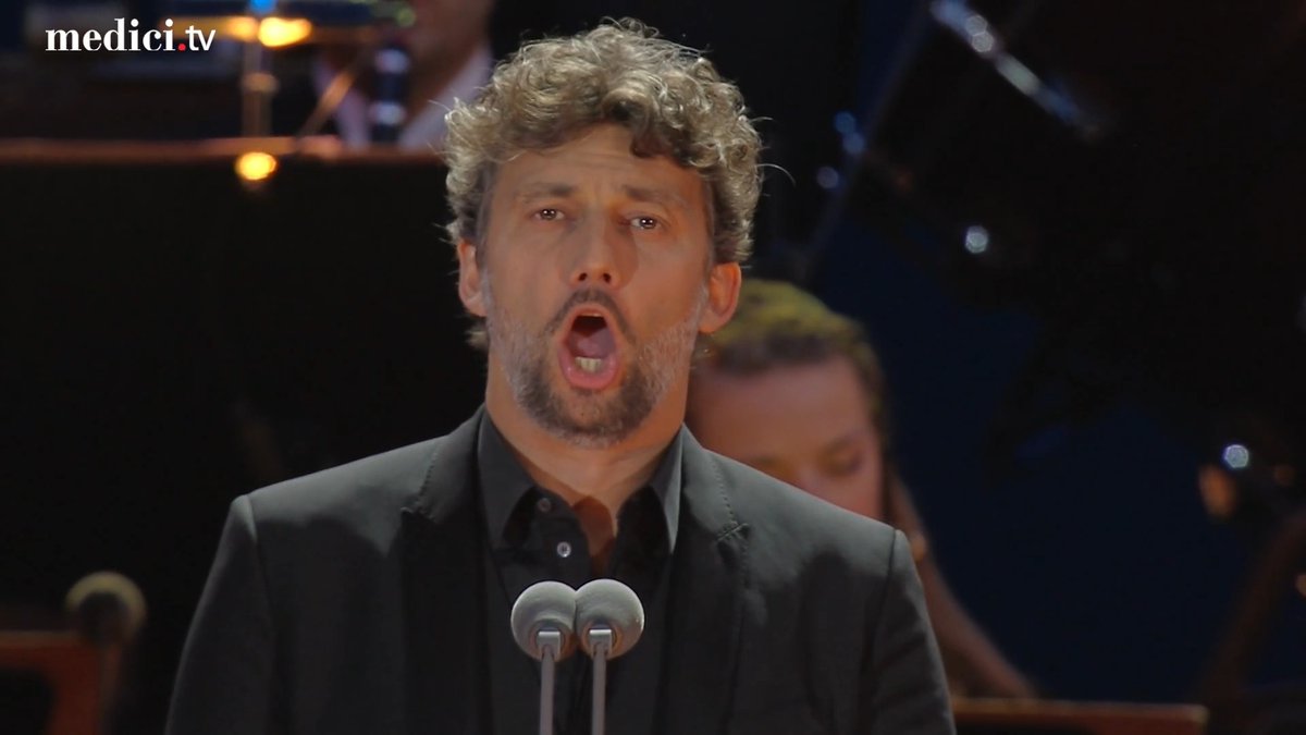 ✨🎙️ Admire tenor Jonas Kaufmann performing Puccini's timeless Nessun Dorma from Turandot! The tenor is accompagnied by the Janáčkova filharmonie Ostrava under Claudio Vandelli and together they give a heart-wrenching rendition of the show stopping aria! ✨🎙️