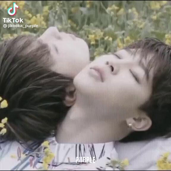 Assistindo a evolução dos jikook, eu sinto que tô assistindo aqueles reality shows coreanos de namoro gay, sério, é tão foda de assistir, a história deles é a história mais linda que já tive o prazer de acompanhar ❤️‍🩹