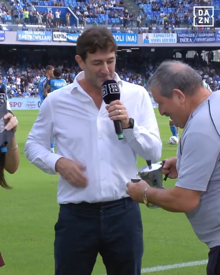 Non c'è gara al Maradona senza il caffè di Tommaso Starace ☕💙 #NapoliLecce #SerieAEnilive #DAZN