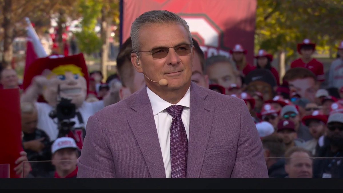 HE'S BAAAAAACCCK ✨ Urban Meyer receives a loud ovation from Ohio State Football fans 🌰🗣️