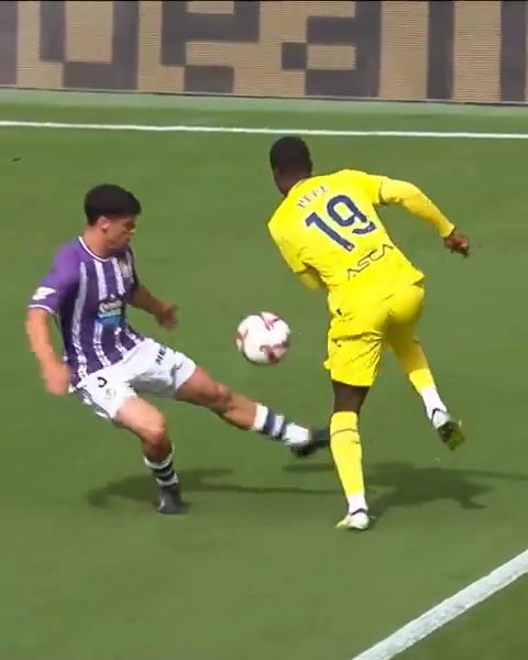 Nicolas Pepe skips past David Torres like he wasn't even there 🪄🇨🇮
