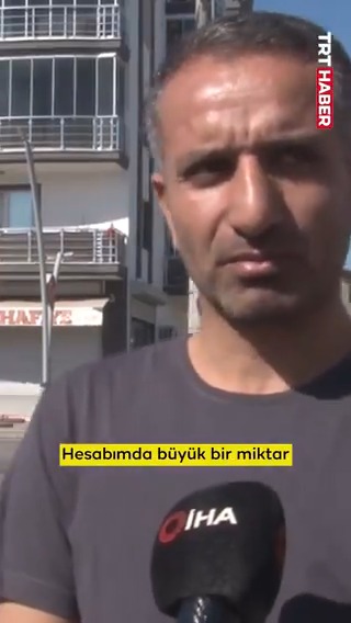 Hesabına yanlışlıkla 23 milyon lira yattı. İzmir’de bir temizlik işçisi, banka hesabına gelen yüklü miktarda parayı iade etti. 💬"Haram para. Aklım bulanmasın diye iade edene kadar ailem dahil kimseye söylemedim"