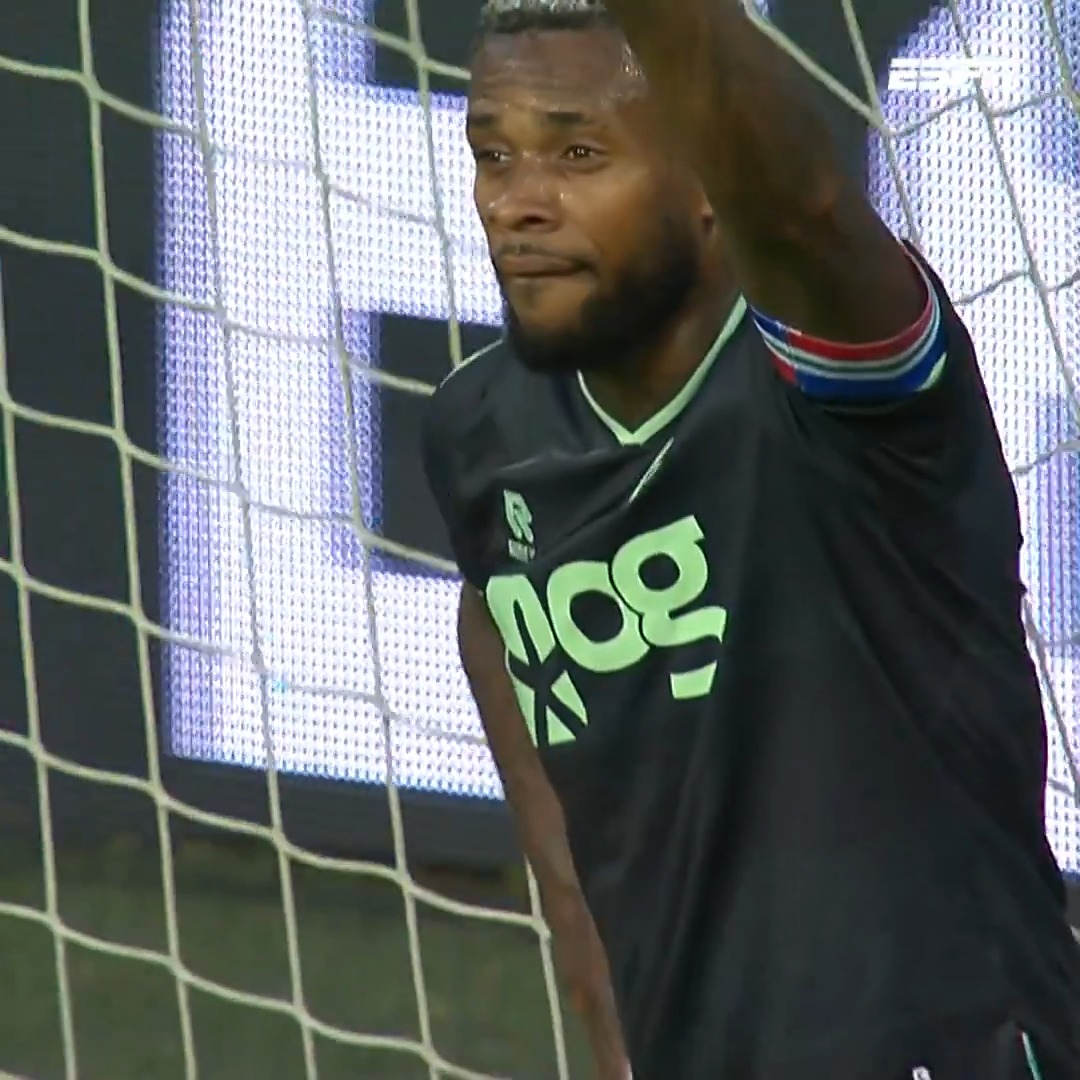 Een uiterst knullig eigen doelpunt van Leandro Bacuna doet FC Groningen de das om! 🤯 #forgro