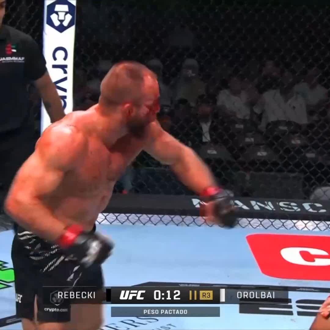 Esto ha sido una absoluta barbaridad. Pelea de la noche en los preliminares.