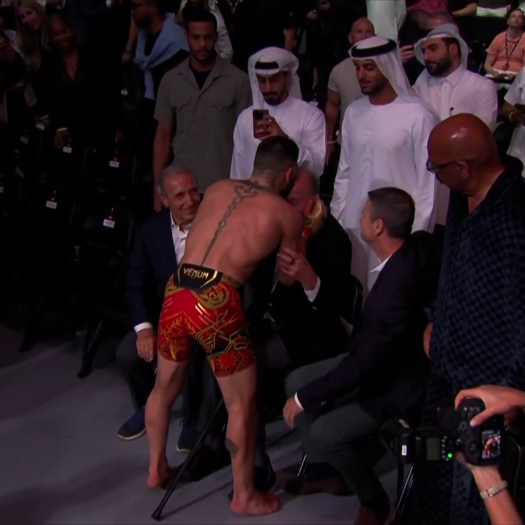 DE MONARCA A MONARCA 👑💋 El beso de Ilia Topuria al Rey Emérito Juan Carlos #UFC308 #UFCEurosport