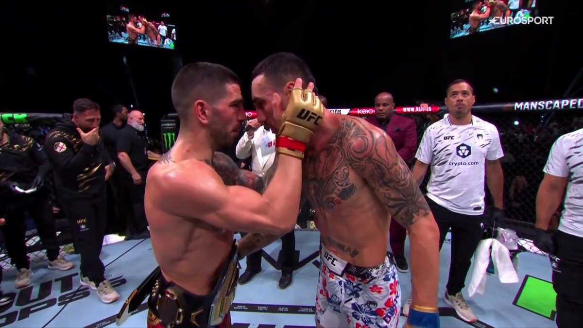 "He derrotado a una leyenda como Max Holloway, no me lo puedo creer" "He seguido su carrera entera, me ha inspirado muchísimo" Pura elegancia, Ilia Topuria 🎩 #UFC308 #UFCEurosport