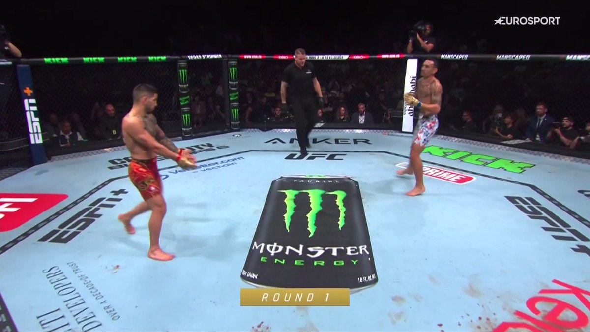 ESTO HA SIDO PURO CINE 😜 ⚠️ Ilia Topuria prometió quedarse en el octógono los diez primeros segundos del combate... y Holloway respondió con un capote 🤣 #UFC308 #UFCMax