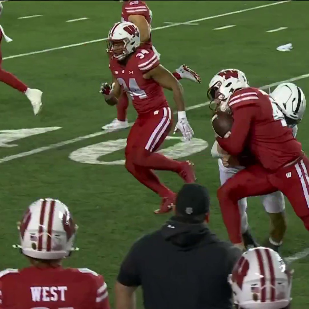 wisconsin’s punter is goated for this lmao.