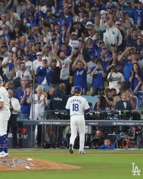 A standing ovation for Yoshinobu. #WorldSeries