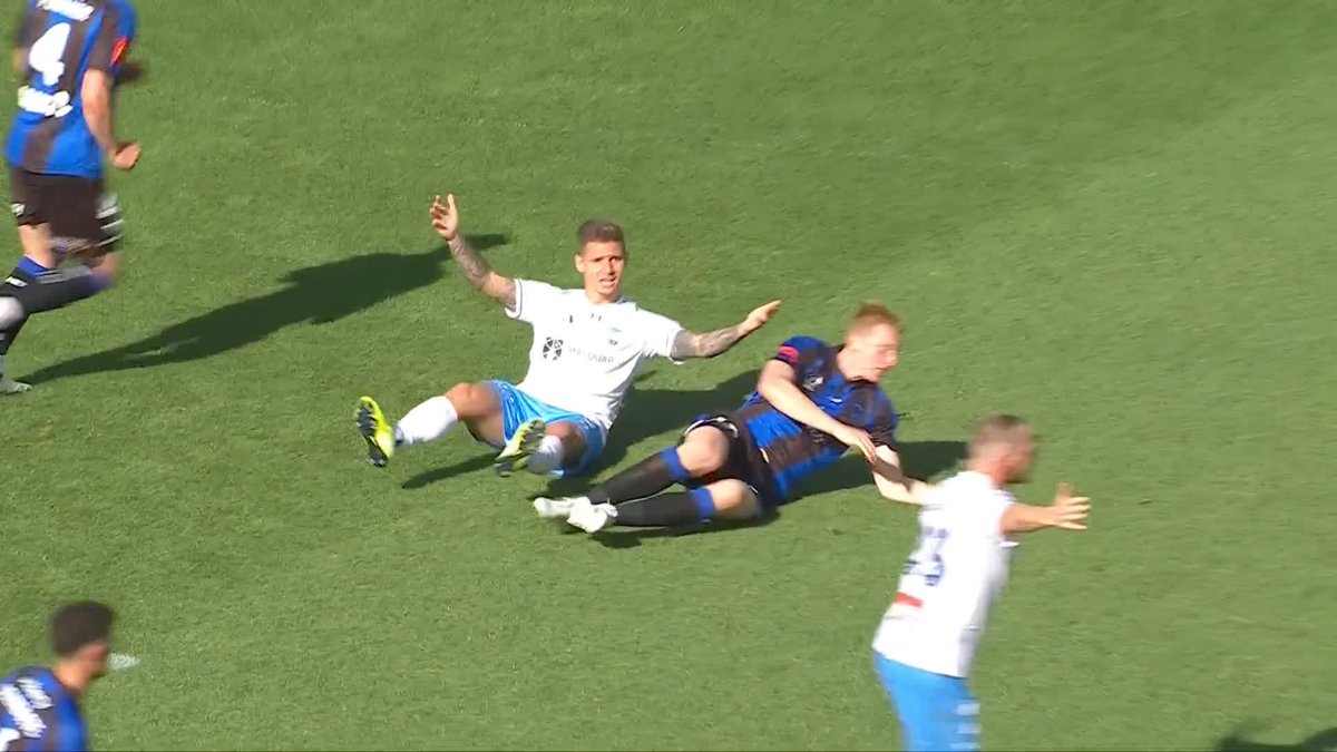 Just a bit of rough and tumble in the penalty area? 🤔 What are your thoughts on this one? #AKLvSYD continues on Paramount+ 📺