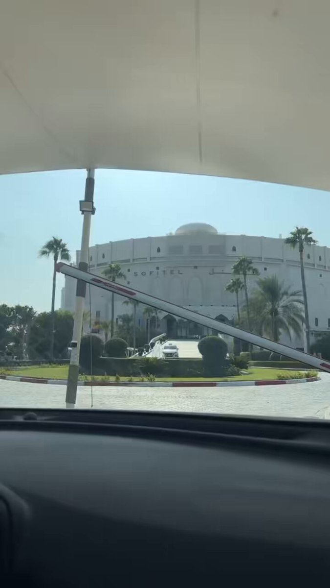 ماذا أريد أن أقول لزوجي أبو بنتي في عيد زواجنا الخامس: كان الأمر قبل خمس سنوات أشبه بروايه عاطفيه يتعرف فيها الإنسان على الحُب كانت روايتنا محل اهتمام الجميع؛ كان البعض يراهن على أن هذه القصه ستنتهي وأنها سناريو عاطفي للترويج عن الحُب وأن في الحقيقه لن تكتمل هذه القصة ولكنها ها هي قصتنا تُلوح أنا لا أزال هُنا الآن بعد ما مرّت هذه السنوات ومرّرنا معا على مُر الأيام وحُلوها .. واستطعنا لمس الحُب في عِز الخصام.. و لمس الإرتباط في عِز الألم .. والمودة في عِز الغضب .. والأمل في عِز اليأس .. عرفنا بأن هذه القصة اكبر بكثير من أن تنتهي بسهوله.. ارتباطي بك يشبه ارتباط الروح بالجسد لا يصبح للجسد قيمه لولا وجود الروح.. زوجي الغالي أبو فَرح : أعرف بأن للزواج مواسم وأخبار مُتغيره ولكني أعرف أيضا بأنك أخذت مساحة غاليه وكبيره أنت وطفلتنا لا يمكن أن أغيب عنها مهما مرّنا من شتاء وصيف.. أنت من عرّفني على قيمة العائلة والأمان وكان شكله معك يشبه زياره جزيره هادئة شعبها في حالة سلام ورضا ..تخيّل رغم هذه السنوات أنت لا تزال هذه الجزيره.. الآن في هذا العمر تأكدت بأني كل ما أريده من الدنيا هُو أماني الذي ألمسه في كل تفاصيلي وأنت وفَرح حولي تغمراني بالحُب والدفء والضحكات.. لن أنسى بأن حضورك في السنوات الماضيه أعطاني الثقة والدعم والأمان وقوة الحضور .. أشعرني وجودك بأني مدعومة بالمكارم الإلهيه التي تخُبرني دائما بأني بصحبة رجل أأمن على نفسي معه. في نهاية رسالتي هذه لن أنسى أن أشكرك على حجم الإحترام والحمايه والرعاية والثقة التي أعطيتني إياهم دون مَلل مهما بدر مني من تقصير .. أبونا لن انسى بأن أشكرك أيضا بأنك أفضل وأحنّ بابا لابنتنا فَرح وبأنك خيرَ رَفيقٍ لي .