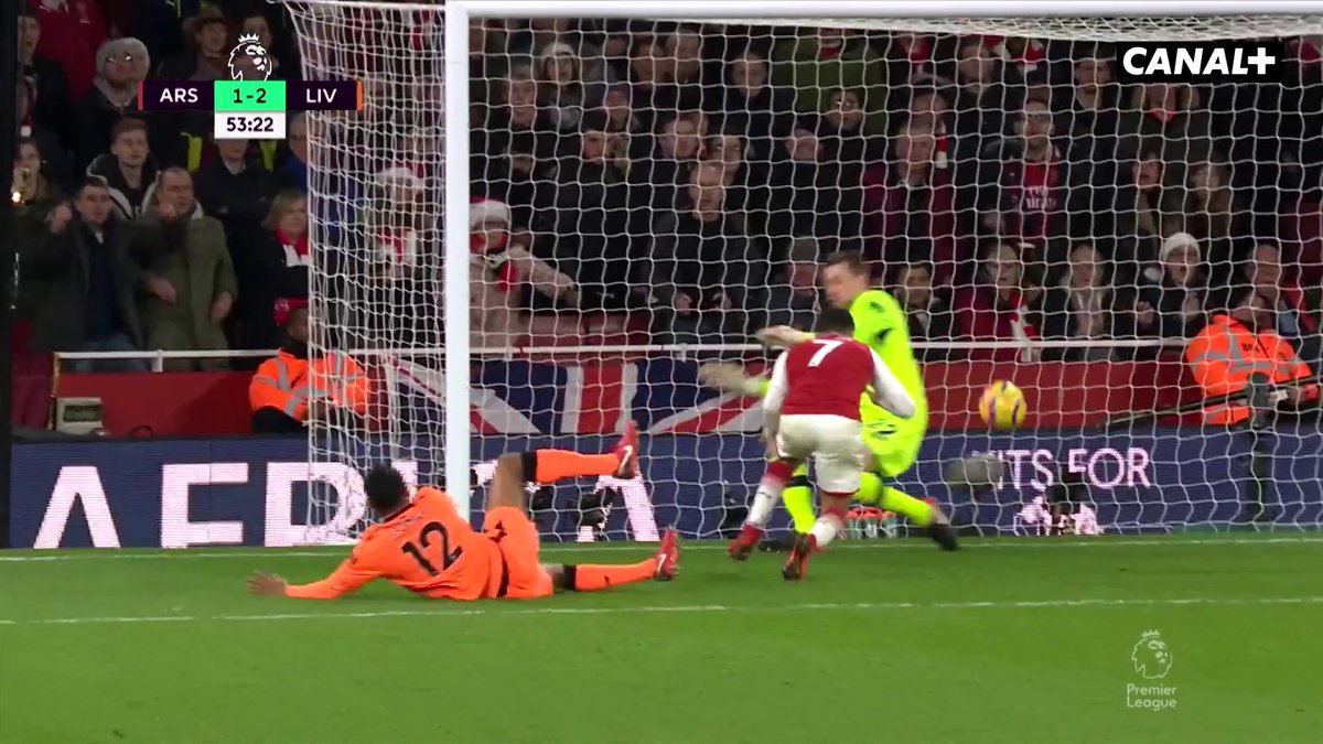 Retour en 2017, lorsqu'Arsenal changeait le cours de la rencontre face à Liverpool en marquant 3 fois en 5 minutes 🤯 Le dernier but de Mesut Özil... 🤌 Arsenal / Liverpool, à 17H30 sur CANAL+ 🖥️ #ARSLIV | #PremierLeague