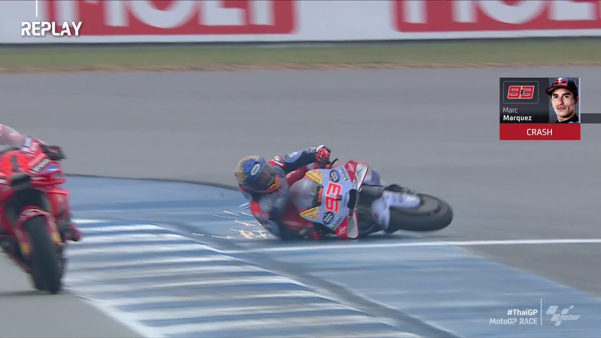 😱 @MARCMARQUEZ93 COULDN'T SAVE IT! Just as he was pressuring for the win, it oomes crashing down! 💥 #ThaiGP 🇹🇭
