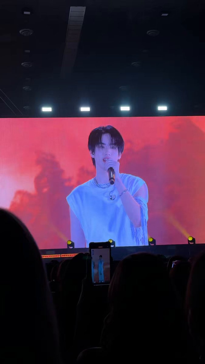 🐻‍❄️ : ผมรู้ว่ามาคอนมันมีค่าใช้จ่ายเยอะ ขอบคุณที่รักพวกเราแต่เราก็อยากให้พวกคุณรักตัวเองด้วย อย่าลืมหาอะไรอร่อยๆกิน ซื้อเสื้อผ้าเท่ๆสวยๆ อีโมเวลาศิลปินพูดถึงค.ลำบากตอนไปคอนของฟคอะว่าเค้ารับรู้และappreciateทุกอย่าง😭😭😭😭😭😭😭😭😭😭😭😭 #PHUTATCHAI #BUS_KnockKnockKnock_Chiangmai