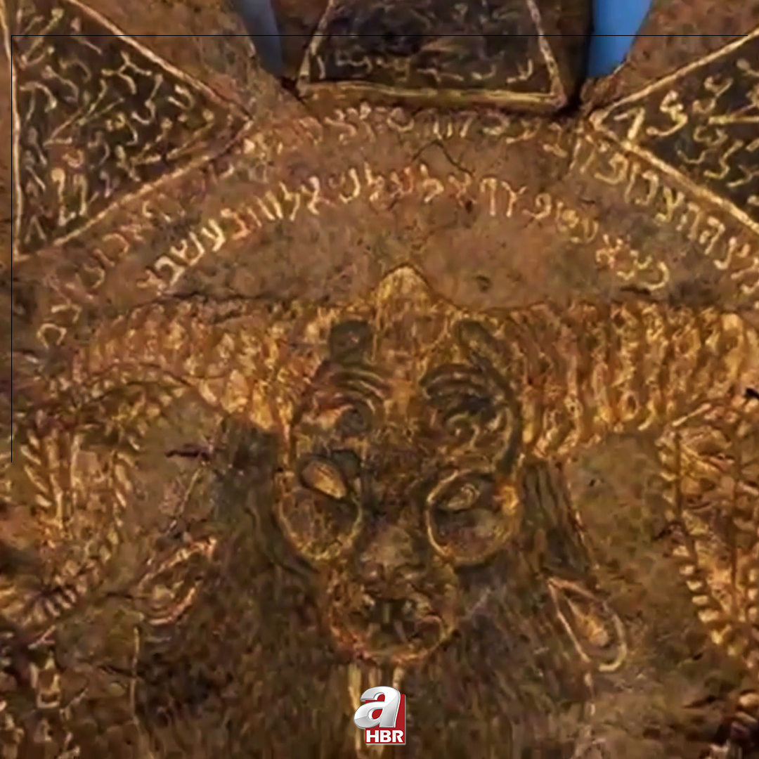 2 BİN YILLIK PİTON DERİLİ YAZMA 🔹 Eyüpsultan'da ellerindeki tarihi eserleri yurtdışına çıkartmaya çalışan 5 kişi yakalandı. 👉 Ele geçirilen tarihi eserlerden birinin yaklaşık 2 bin yıllık piton derisi üzerine İbranice işlenmiş dini motifli yazma eser olduğu öğrenildi.