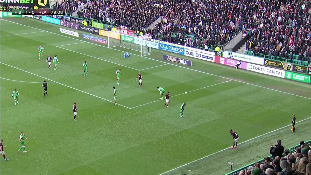 💚 A minute's applause at Easter Road for Peter Cormack 👏