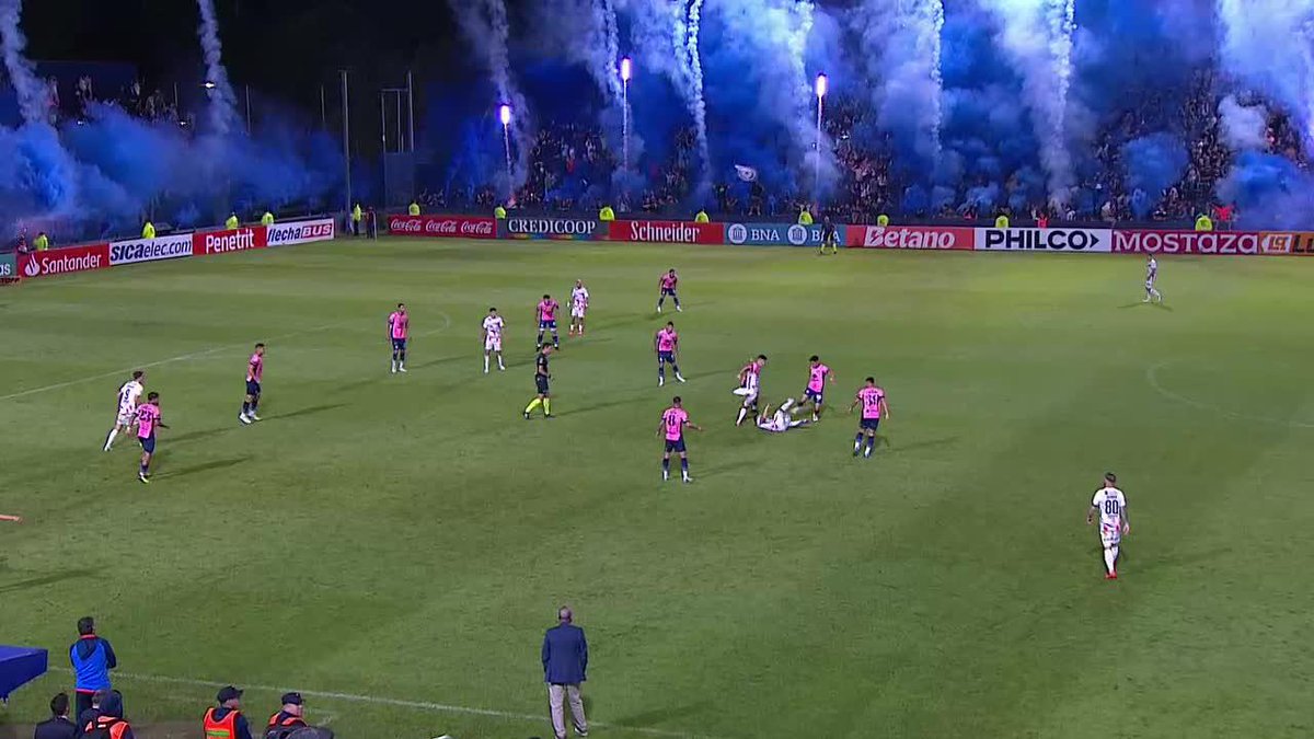 Una niebla azul se apodera de la escena. Este momento de Independiente Rivadavia 🟦-San Lorenzo es impresionante.
