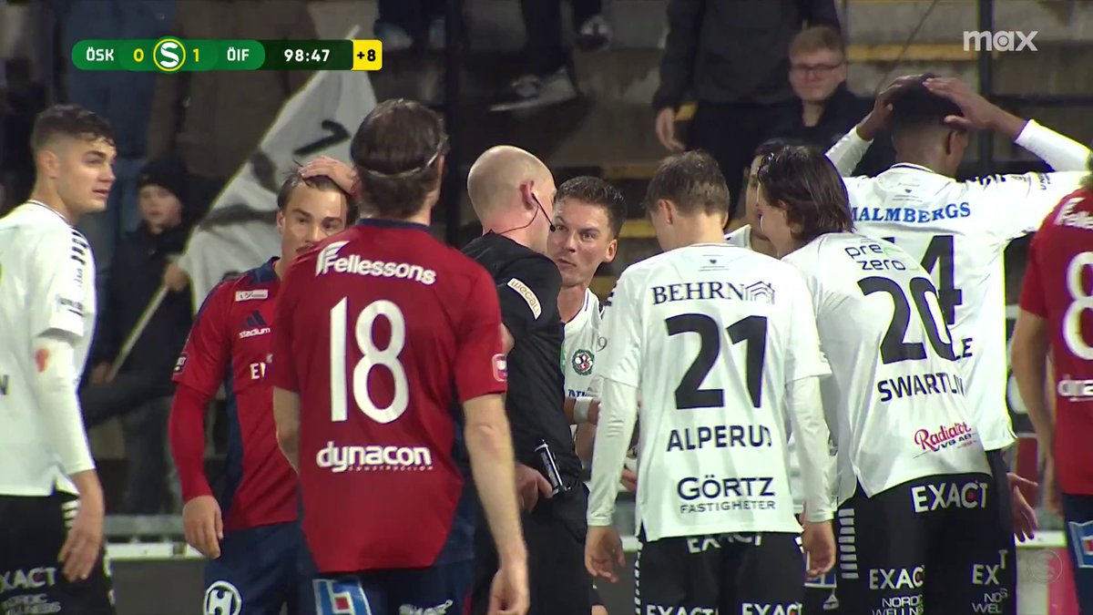 Mattis Adolfsson får rött kort när han stoppar ett friläge i matchens sista minuter borta Örebro SK 🟥 Östers IF vinner med 1-0 och kliver därmed upp på en andraplats. 📲 Se Superettan på Max