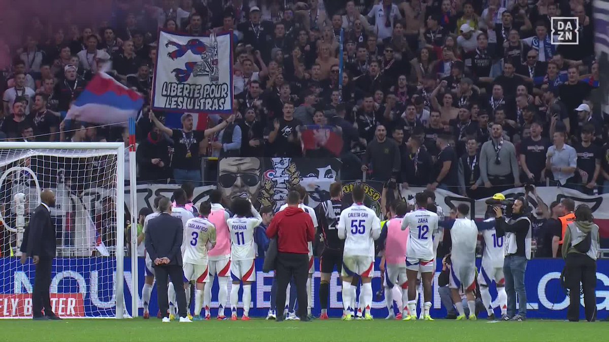 🎂 | L'union sacrée entre les supporters et les joueurs de l'OL ! 👏🥳 #OLAJA