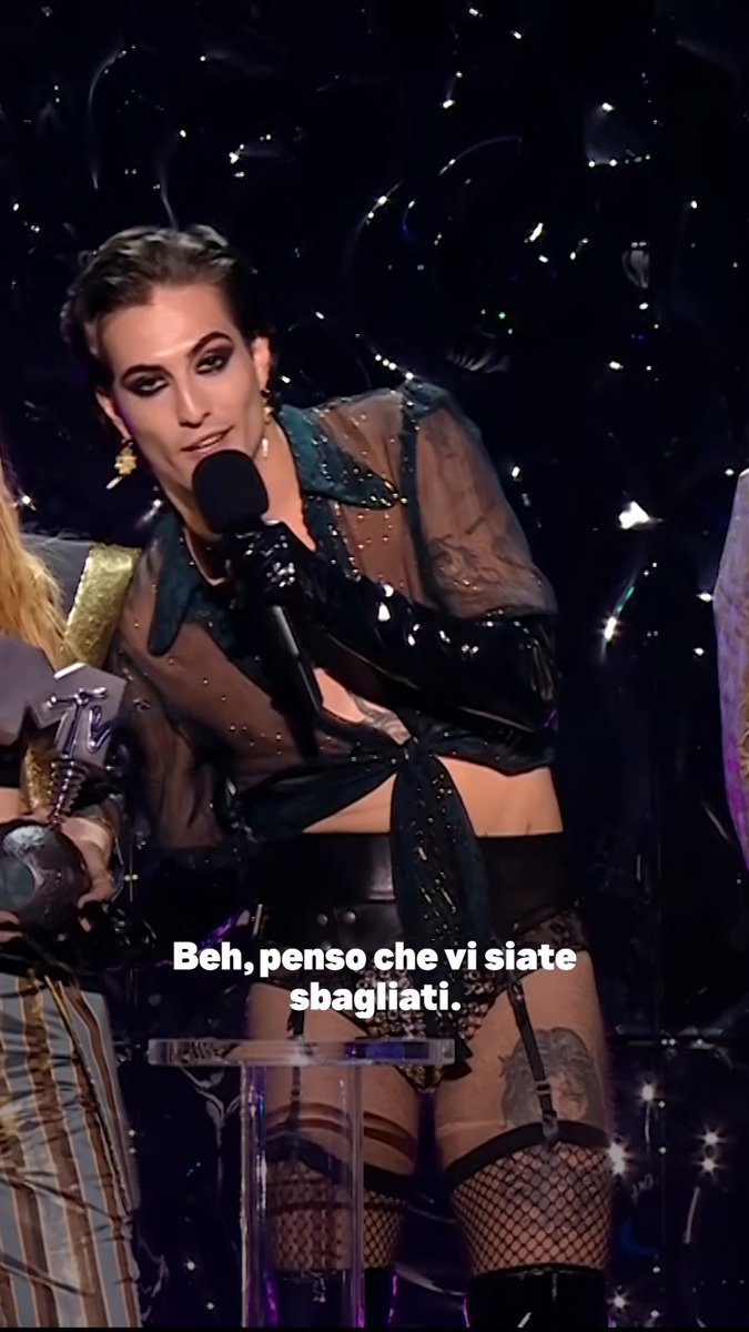 Sono passati 3 anni da quando i MåneskinOfficial hanno vinto il premio Best Rock agli #MTVEMA 2021 e ci hanno regalato questo epico mic drop 🤘🎤 🇮🇹