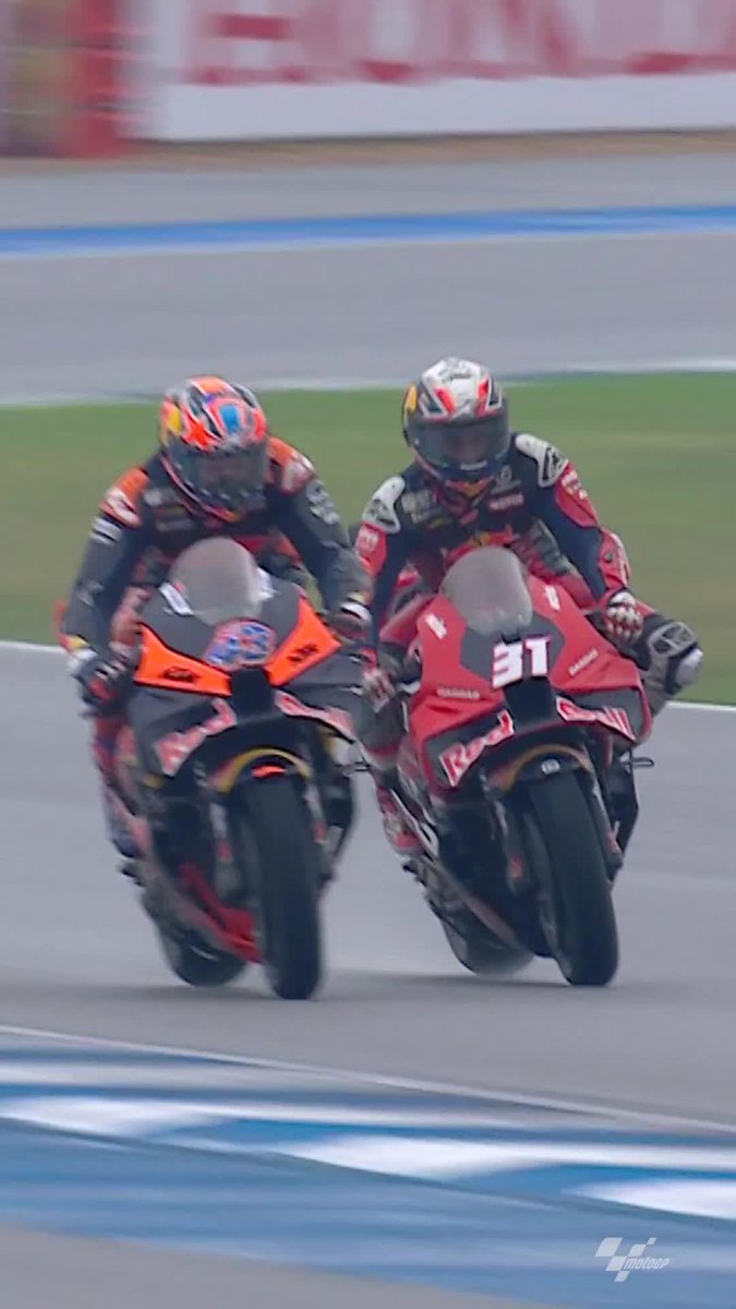 Round the outside, round the outside 🔄 Pedro Acosta and Jack Miller had everyone jumping and shouting with their podium battle ⚔️ #ThaiGP 🇹🇭