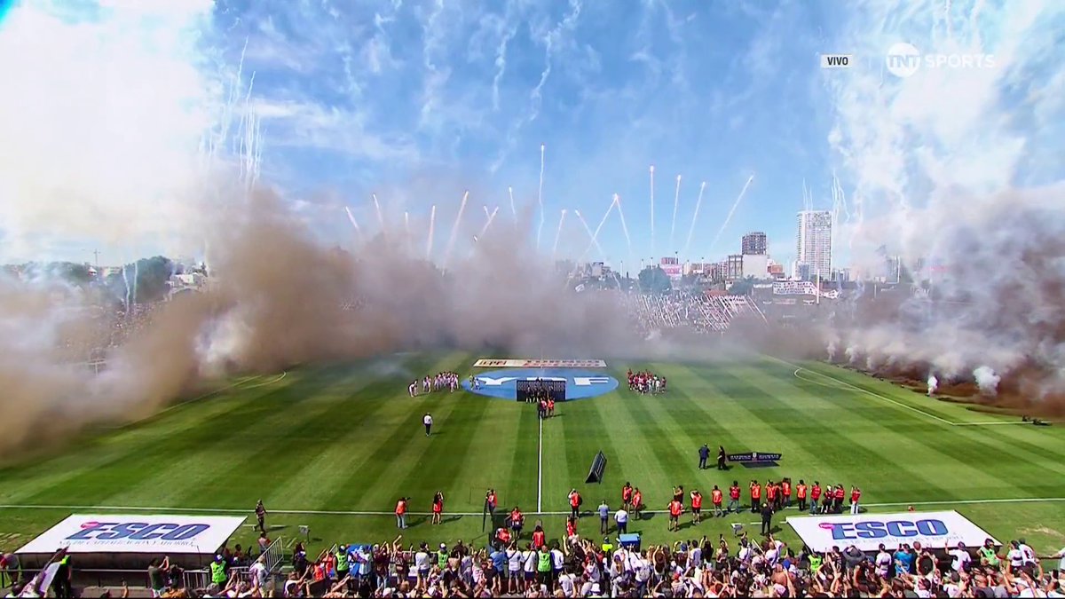 El recibimiento de Platense ⬜️🟫🦑 antes del partido contra Argentinos en Vicente López.