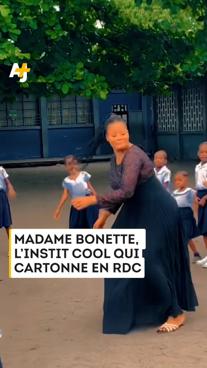 Pour bien commencer la journée, cette institutrice congolaise fait chanter et danser ses élèves.